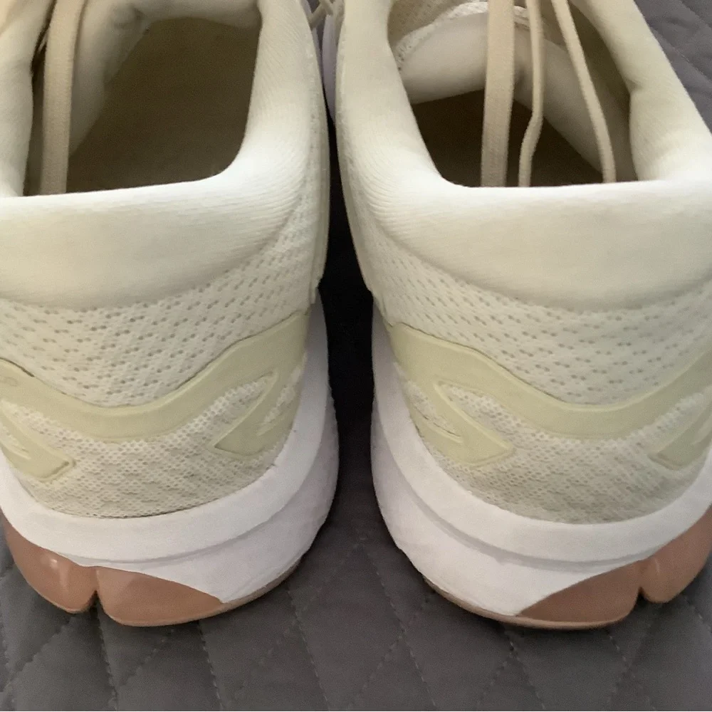 ASICS size 9M light oatmeal w/ taupe design logo on sides - Picture 4 of 6